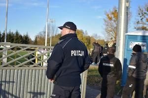 policjant obserwuje sytuacje na boisku