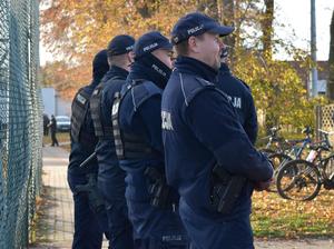 czterech policjantów stoi w rzędzie