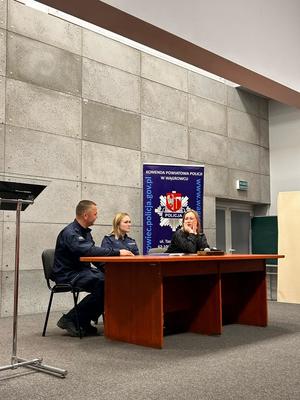 dwóch policjantów i psycholog siedzą za stołem