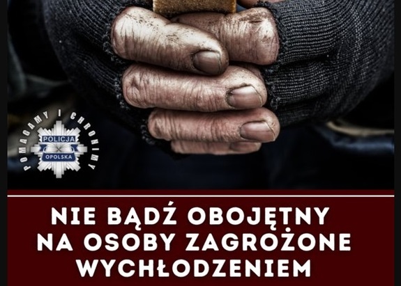 plakat ukazujący ręce osoby w zniszczonych rękawiczkach z napisem nie bądźmy obojętni reagujmy na osoby zagrożone wychłodzeniem organizmu.