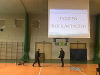 policjanci pokazują umiejętnosci psa