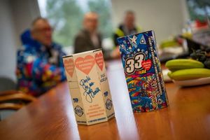wzór puszek wośp leża na stole