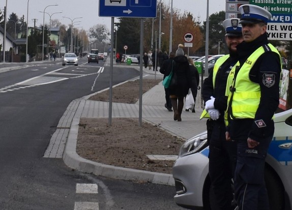 policjanci z ruchu drogowego stoją przy drodze