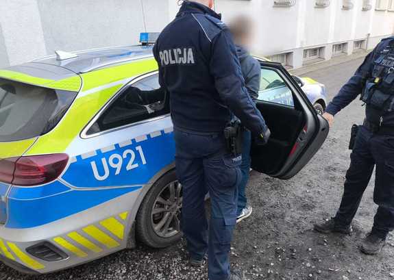 zatrzymany z policjantami przy radiowozie