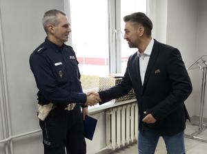 odchodzący na emeryture policjant ściska rękę zastępcy