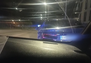 fragment zatrzymanego do kontroli pojazdu Audi s3, zdjęcie zrobione zza szyby radiowozu stojącego za nim