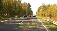 fotografia przedstawia stopklatkę z filmu - pojazdy w trakcie wyprzedzania