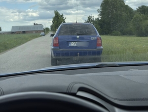 samochód skoda octawia granatowa, numery rejestracyjne pob dalej zamazane, stoi na poboczu drogi