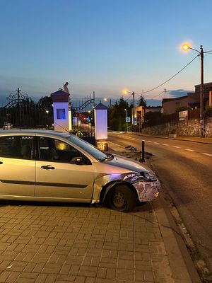 samochód po zdarzeniu rozbity stoi na chodniku