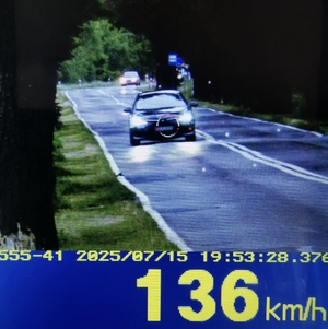 Widok z wideorejestratora samochód jadący z prędkością 136 km/h