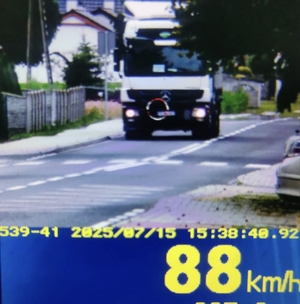 Widok z wideorejestratora samochód ciężarowy jadący z prędkością 88 km/h