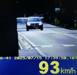 Widok z wideorejestratora samochód jadący z prędkością 93 km/h