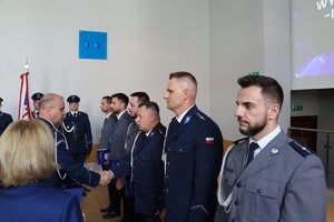 policjanci w rzędzie odbieraja akty mianowania