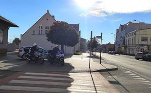 patrol policjantów ruchu drogowego w pobliżu szkoły w Wągrowcu przy ul. Kolejowej