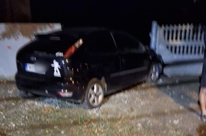 pojazd ford focus czarny, rozbity na betonowym płocie