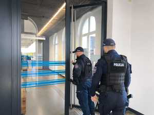 Policjanci patrolują  budynek