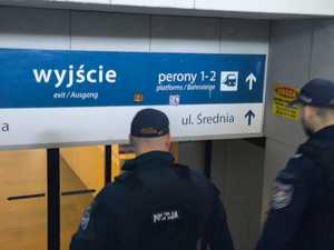 Policjanci patrolują budynek, schodzą po schodach do tunelu