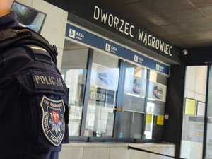 policjanci w holu dworca