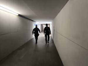 policjanci w tunelu dworca
