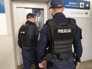 policjanci przy windzie