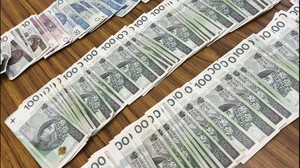 pieniądze rozłożone na stole