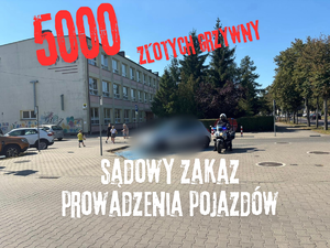widok miejsca parkingowego dla niepełnosprawnych, obok policjant na motocyklu