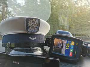 czapka i miernik prędkości obok czapki leżą w samochodzie
