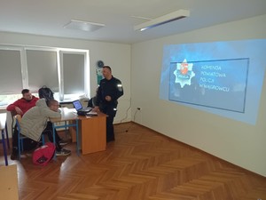 policjant prowadzi zajęcia