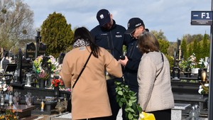 Policjanci patrolujący nekropolię, rozmawiają z ludź