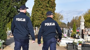 Policjanci patrolujący nekropolię, rozmawiają z ludź