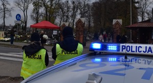 policjanci stoją przed przejściem dla pieszych