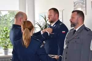 zdjęcia ze zbiórki, policjanci odbierają wyróżnienia- rozkazy, przypinane są im medale związkowe, a także pozują do zdjęć grupowych z przełożonym po otrzymaniu wyróżnień