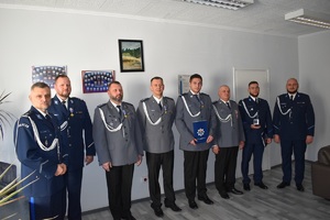 zdjęcia ze zbiórki, policjanci odbierają wyróżnienia- rozkazy, przypinane są im medale związkowe, a także pozują do zdjęć grupowych z przełożonym po otrzymaniu wyróżnień