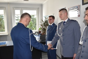 zdjęcia ze zbiórki, policjanci odbierają wyróżnienia- rozkazy, przypinane są im medale związkowe, a także pozują do zdjęć grupowych z przełożonym po otrzymaniu wyróżnień