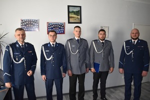 zdjęcia ze zbiórki, policjanci odbierają wyróżnienia- rozkazy, przypinane są im medale związkowe, a także pozują do zdjęć grupowych z przełożonym po otrzymaniu wyróżnień