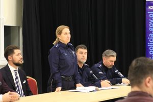 zdjęcie przedstawia policjantów podczas debat społecznych