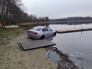 zdjęcia samochodu stojącego w jeziorze