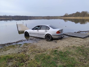 zdjęcia samochodu stojącego w jeziorze