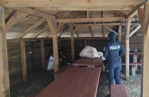 policjanci kontrolujący miejsca przebywania osób bezdomnych