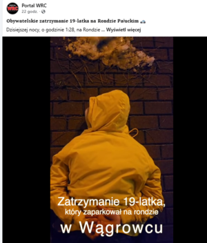 mężczyzna w jasnej kurtce leży na chodniku z rękami założonymi na tył, jakby miał je skute