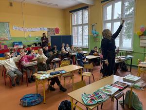 policjanci prowadzą zajęcia dla dzieci, fotografie podczas zajęć w klasach, grupowe z sierżantem pyrkiem, podczas robienia odcisków palców