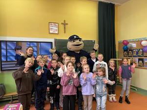 policjanci prowadzą zajęcia dla dzieci, fotografie podczas zajęć w klasach, grupowe z sierżantem pyrkiem, podczas robienia odcisków palców