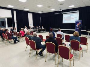 fotografie uczestników i osób przemawiających podczas debaty społecznej