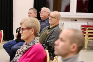 fotografie uczestników i osób przemawiających podczas debaty społecznej