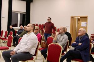 fotografie uczestników i osób przemawiających podczas debaty społecznej