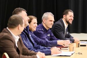 fotografie uczestników i osób przemawiających podczas debaty społecznej