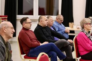 fotografie uczestników i osób przemawiających podczas debaty społecznej