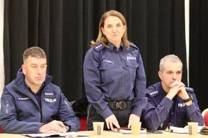 fotografie uczestników i osób przemawiających podczas debaty społecznej