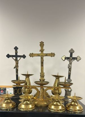 lichtarze i krzyże zabezpieczone przez policjantów, zatrzymany w bluzie, zatrzymany prowadzony przez policjantów na ulicy