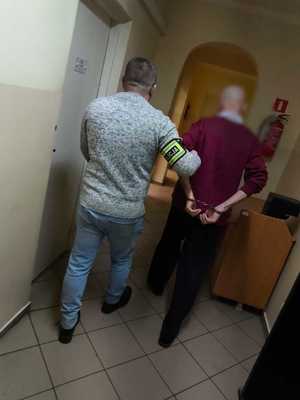 zdjęcia zniszczonych drzwi, toalety, wyposażenia kuchni, pokoju i zatrzymanego prowadzonego przez policjanta